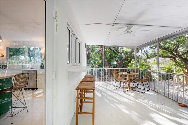 Building Photo - 242 Bougainvillea St