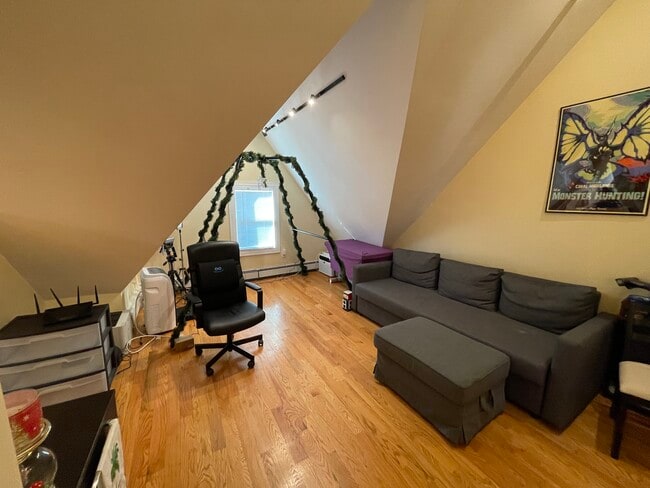 Building Photo - 5 Irving St