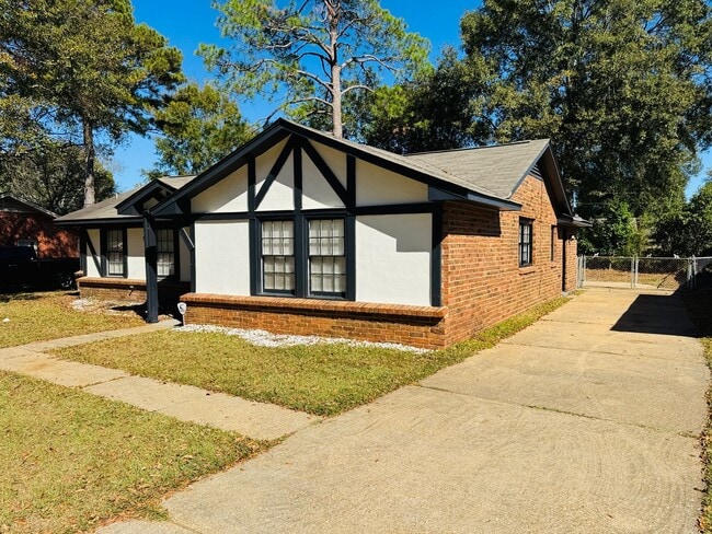 Foto del edificio - This 3 bedroom  home offers more than just...