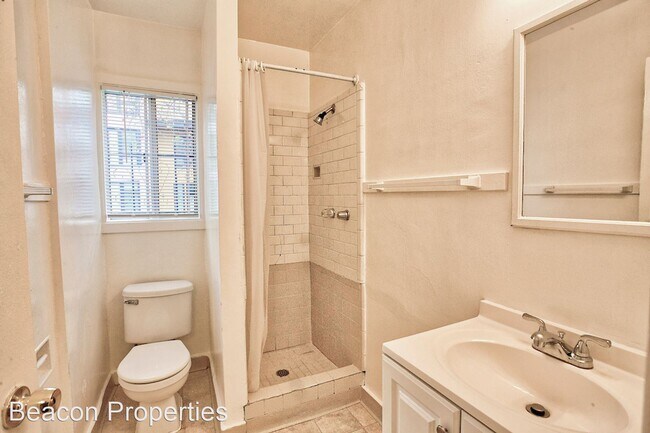 Building Photo - 3267 Hollis St