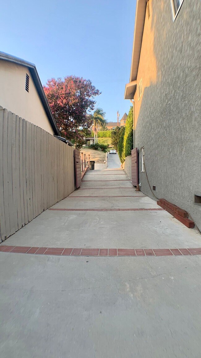 Building Photo - 16044 Las Vecinas Dr