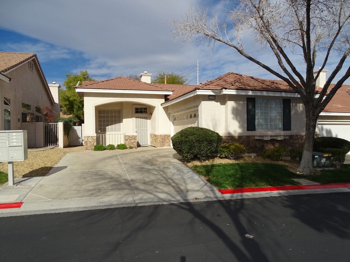 Primary Photo - Beautiful One Story 2 Bedroom Townhome Wit...