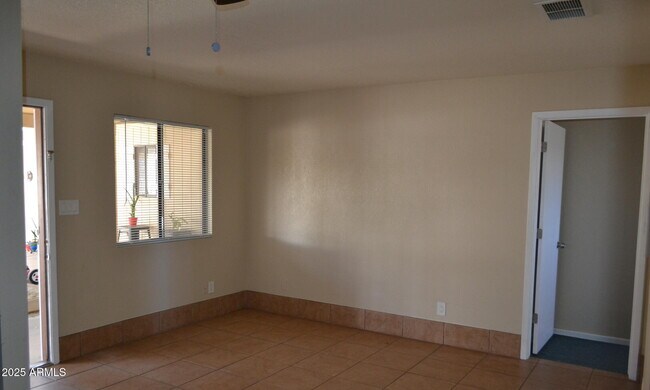 Building Photo - 427 E Friar Ave