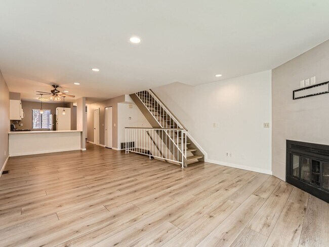 Foto del edificio - Charming 2 Bedroom 2.5 Bath in Lakewood!