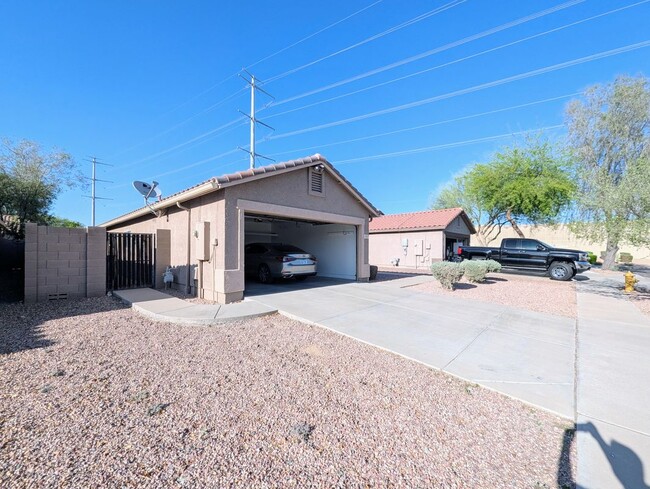 Building Photo - 3008 W Running Deer Trl