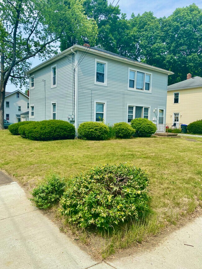 Building Photo - 1339 Sackett Ave