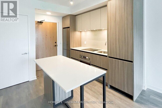 Photo du bâtiment - 8 Beverley Glen Blvd