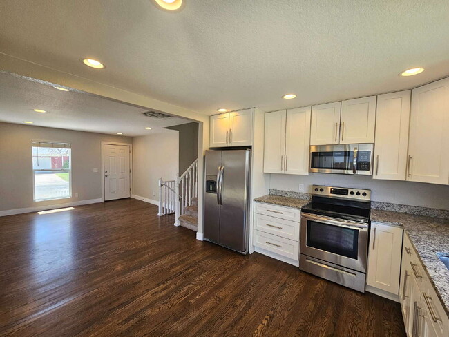Foto del edificio - Spacious 4-Bedroom Aurora Home with Garage...