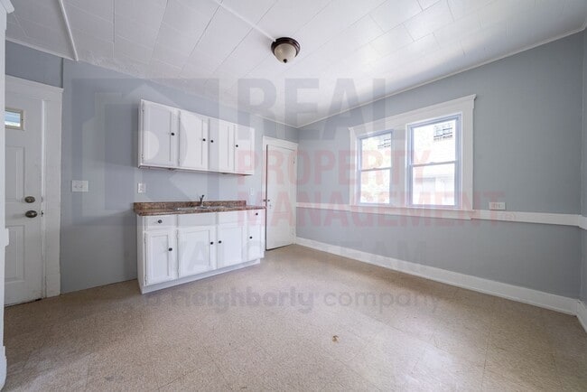 Building Photo - 2040 W 103rd St