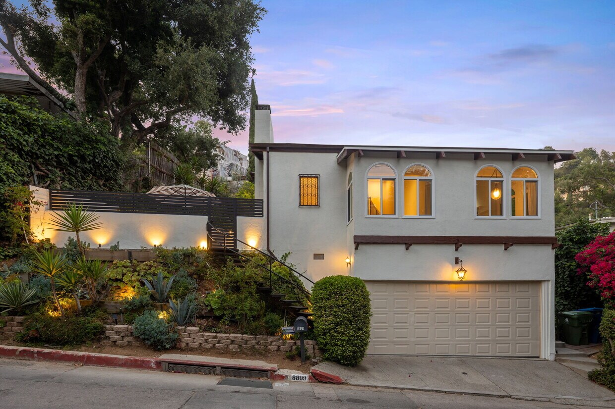 Foto principal - 8809 Wonderland Park Ave