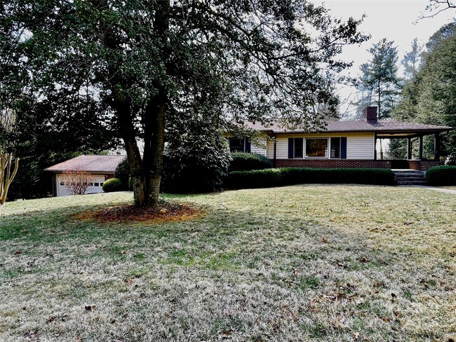 Building Photo - 10 S Oak Forest Dr
