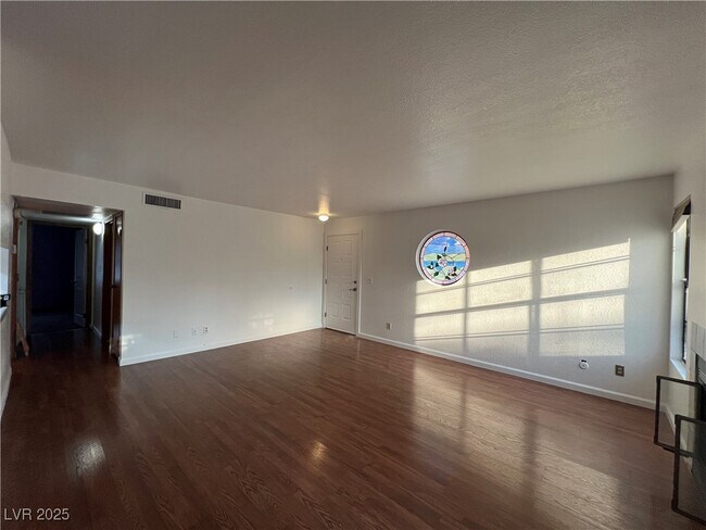 Foto del edificio - 5070 Jeffreys St