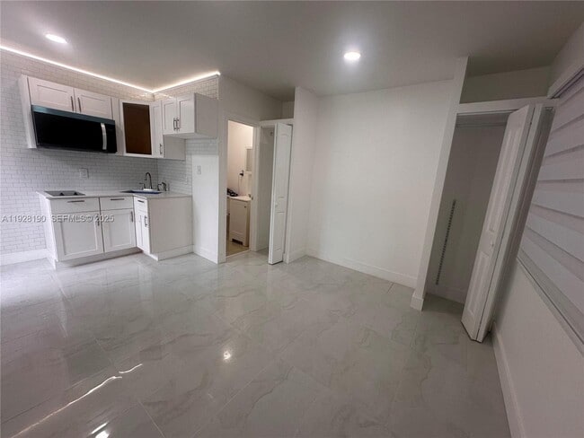 Foto del edificio - 20625 Jacaranda Rd