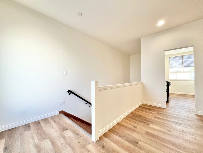 Building Photo - 1034 1/2 S Fairfax-1