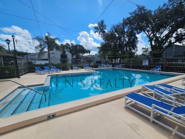Building Photo - LOCATION LOCATION! 2/2 1234 Sq. Ft. with H...