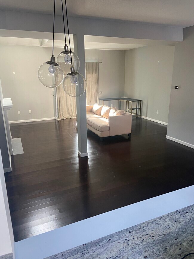 Foto del edificio - 422 Cypress Rd