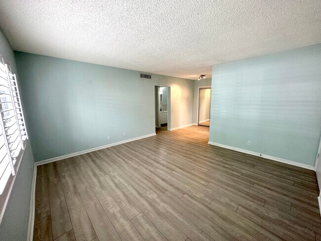 Building Photo - 2210 NE 56th Pl