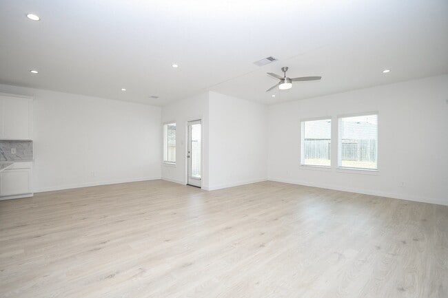 Building Photo - 30030 Gallatin River Ln