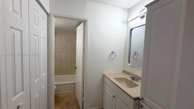 Foto del edificio - 2750 NE 183rd St