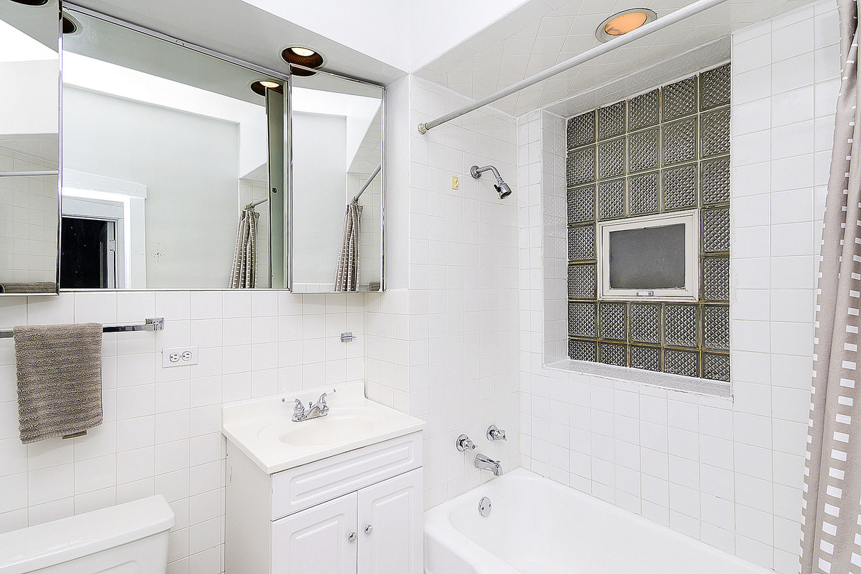 Bathroom - 3644 N Pine Grove Ave