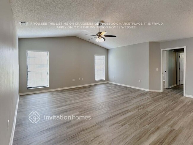 Foto del edificio - 5517 Highlands Vue Ln