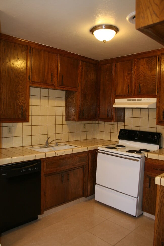 Building Photo - 7612 N Laurelglen Blvd