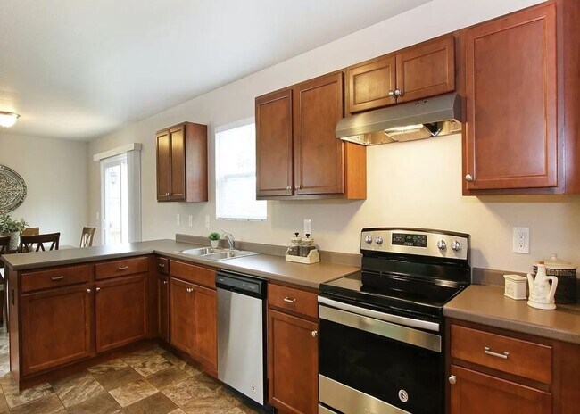Building Photo - 4 Bedroom Available August 15th