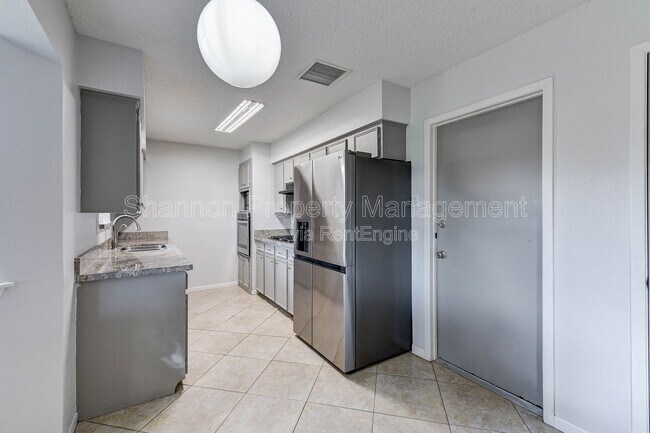 Foto del edificio - 5911 Chrystell Ln