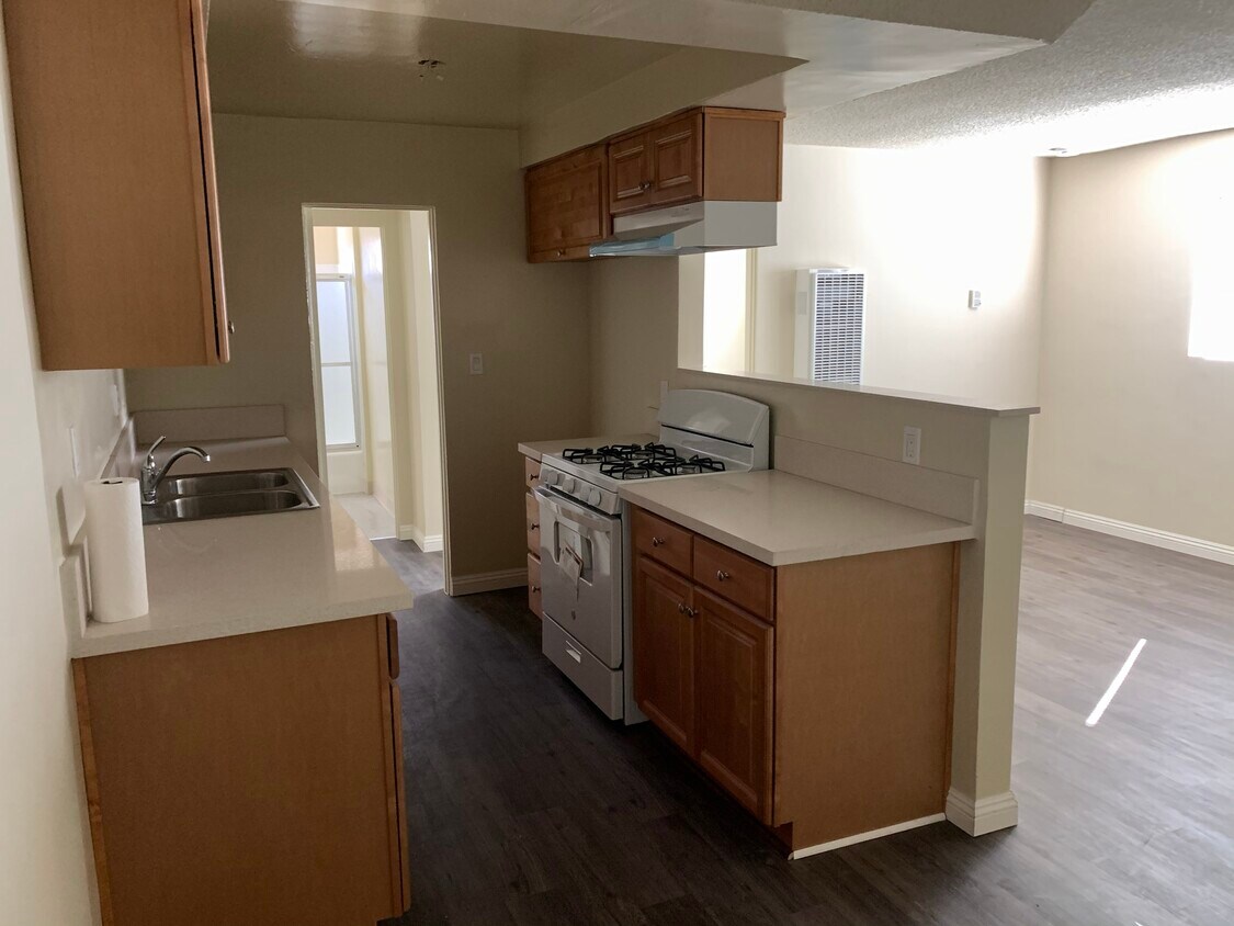 Foto principal - 639 N Heliotrope Dr