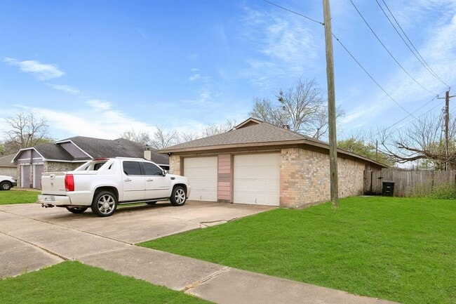 Building Photo - 12011 Tambourine Dr