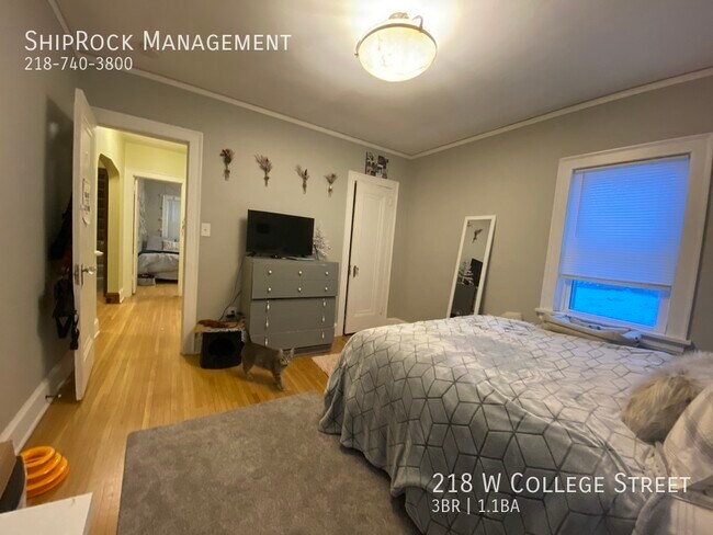 Foto del edificio - 218 W College St