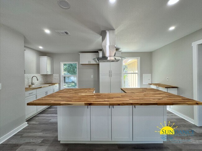 Building Photo - Lovely Renovated 4 Bedroom Home in Fort Walton Beach!