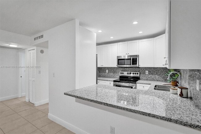 Building Photo - 9301 SW 92nd Ave