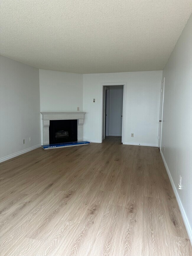 Living room - 1325 Wellesley Ave