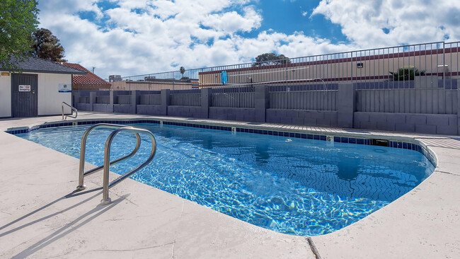 Sumérjase en la relajación en esta zona de piscina bañada por el sol, perfecta para días de ocio. - Residence at Sierra Vista