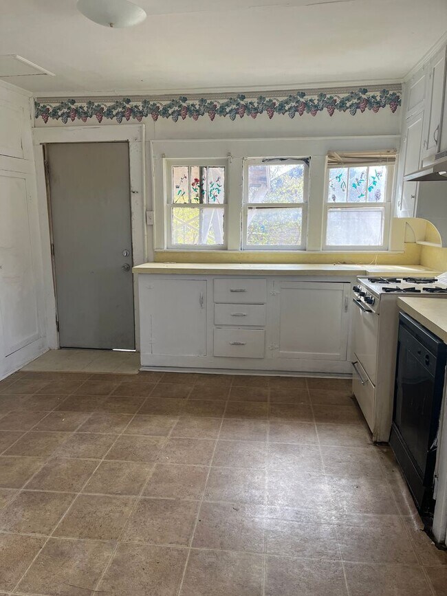 Building Photo - 2 BEDROOM QUAINT HOUSE ON THE CORNER!!!