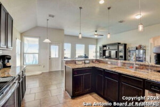 Foto del edificio - Super Nice Spacious Home with over 2600 sq ft in Parc at Escondido