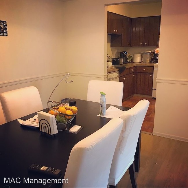 Building Photo - 2 br, 1 bath Apartment - 116 W. 8th Street