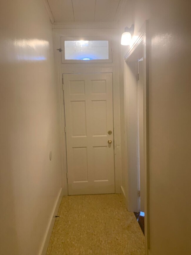Building Photo - First Floor in York City-1 bedroom apartme...