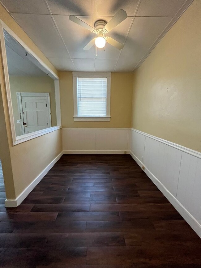 Building Photo - 405 River St