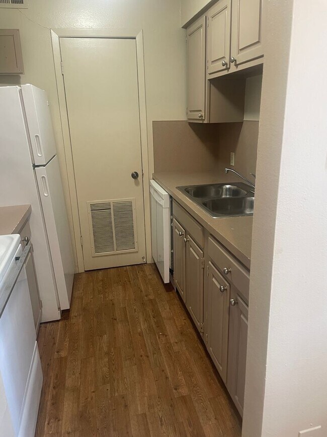 Foto del edificio - 2413 E 55th Pl