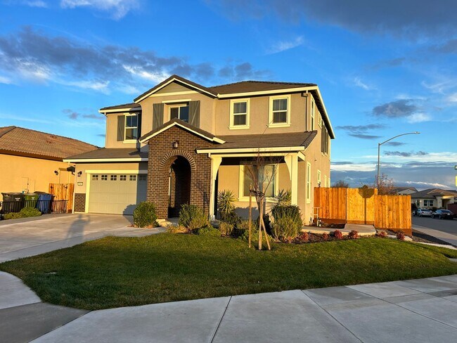 Foto del edificio - Stunning 5 Bedroom, 4 Bath Tracy Home / Be...