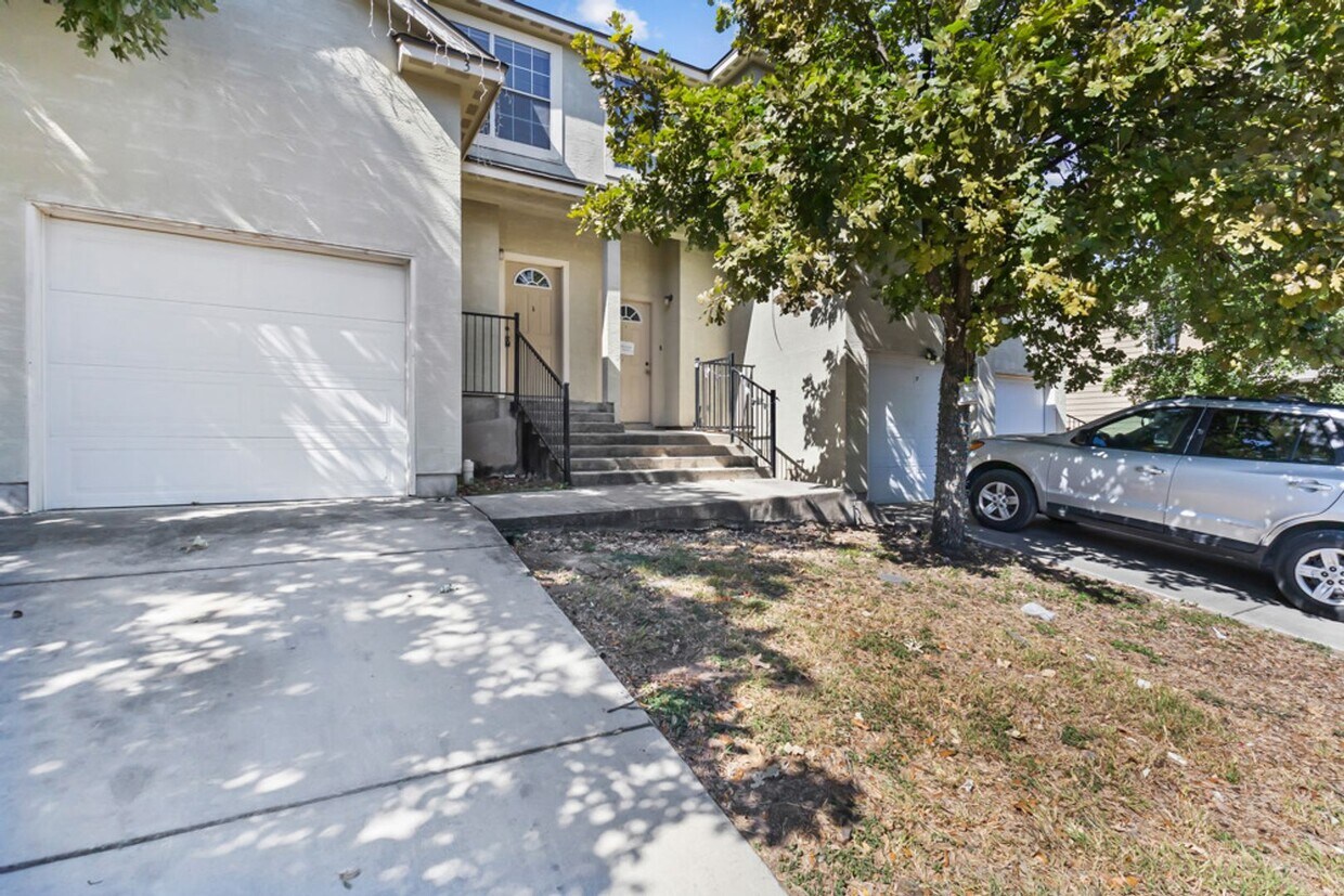 Primary Photo - Charming Home Awaits: Spacious & Modern Li...