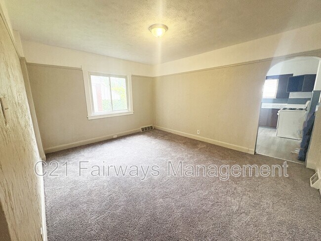 Building Photo - 864 Vankirk St
