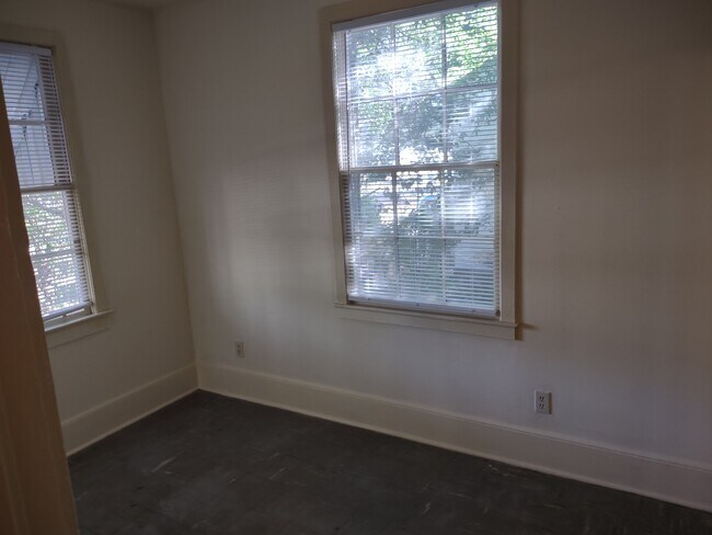 Building Photo - 405 Hemphill St