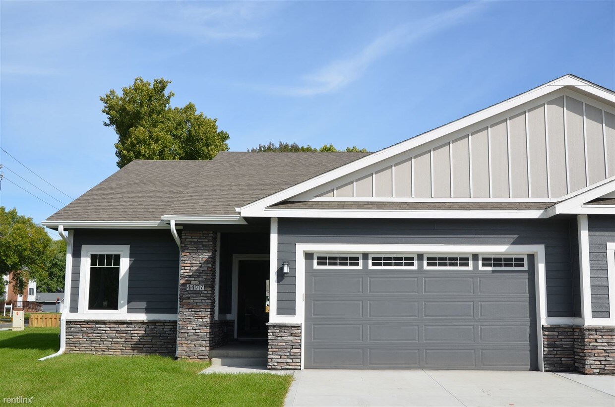 3 Br 3 Bath Townhome Beaver Cove 4413 Townhouse For Rent In Des Moines Ia Apartments Com