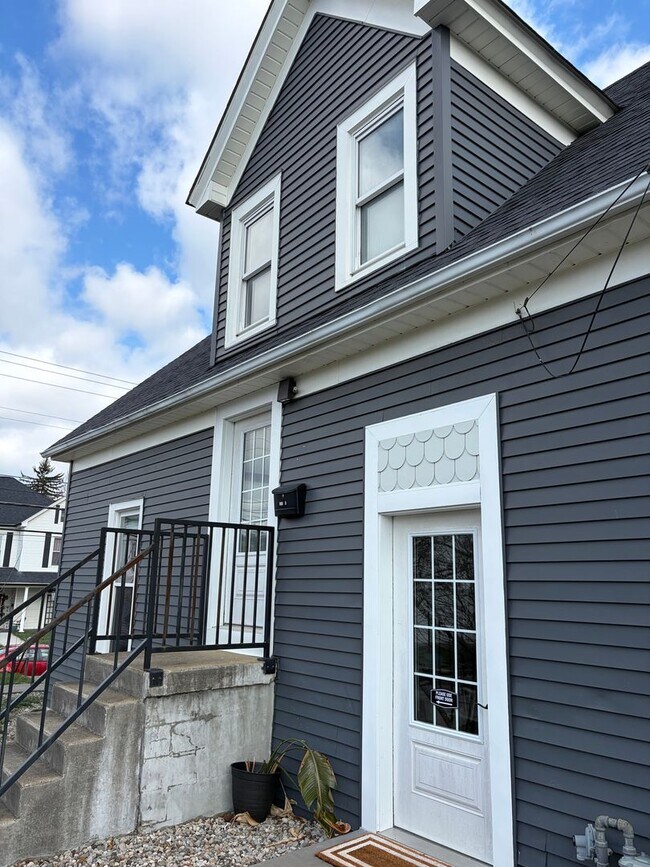 Foto del edificio - Cozy 1 Bed,1 Bath partially furnished apartment located in The Heart Of Elizabethtown!