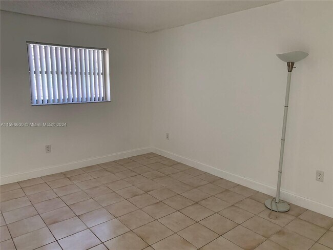 Foto del edificio - 8075 NW 7th St