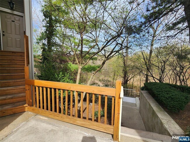Building Photo - 567 Windsor Dr
