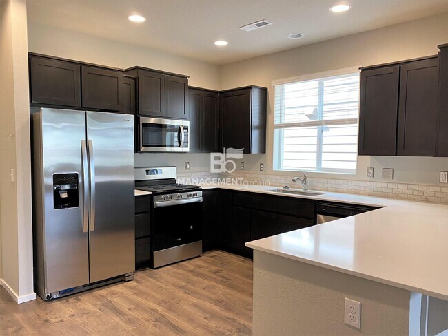Foto del edificio - Happy Valley Newer Townhome with Large Mas...